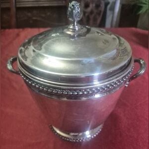 Elegant R Co Silver Plate Ice Bucket With Glass Liner And Lid.